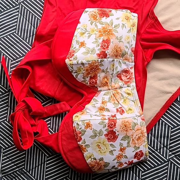 Rockabilly Floral Bikini - Picture 2 of 4